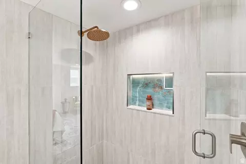 Bath - 845 E Larkspur Dr, Sandy, UT 84094 photo 3 of 7