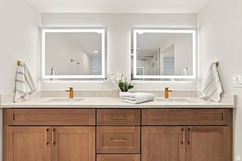Bath - 845 E Larkspur Dr, Sandy, UT 84094 photo 2 of 7