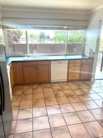 Kitchen - 2124 S Ridgewood Way E, Bountiful, UT 84010 photo 2 of 2