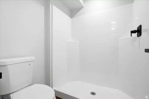 Bath - 460 E 400 N, Payson, UT 84651 photo 3 of 4