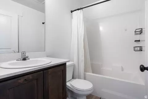 Bath - 815 W Powderwood Ln, Mapleton, UT 84664 photo 2 of 3