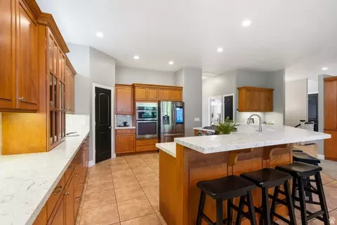 Kitchen - 1653 E Crescent View Cir S, Sandy, UT 84092 photo 4 of 5