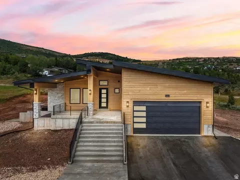 1073 S Mountain Dr, Garden City, UT 84028