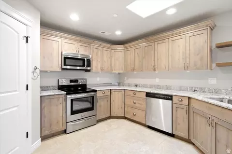 Kitchen - 2195 E 1075 N, Layton, UT 84040 photo 3 of 7