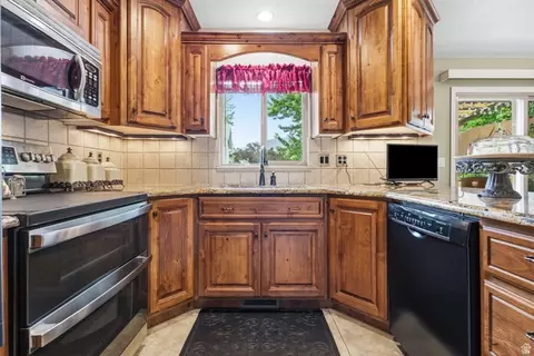 Kitchen - 264 N 1500 E, Layton, UT 84040 photo 1 of 2