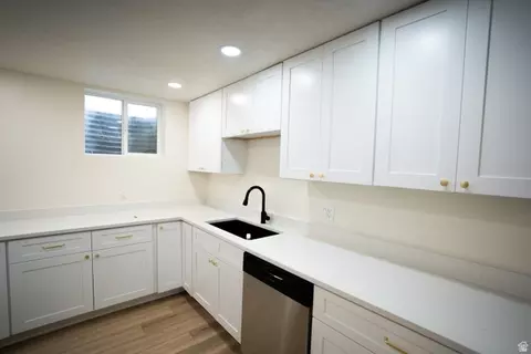 Kitchen - 1211 E Brekenridge Dr, Murray, UT 84117 photo 10 of 12