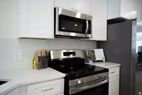 Kitchen - 1211 E Brekenridge Dr, Murray, UT 84117 photo 7 of 12