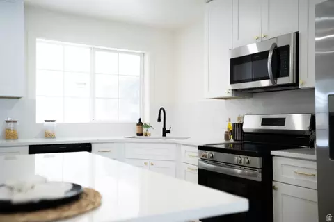 Kitchen - 1211 E Brekenridge Dr, Murray, UT 84117 photo 4 of 12