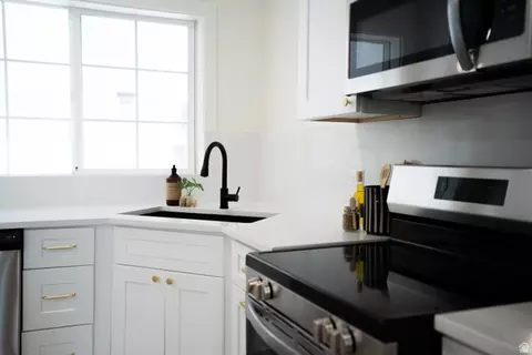 Kitchen - 1211 E Brekenridge Dr, Murray, UT 84117 photo 6 of 12