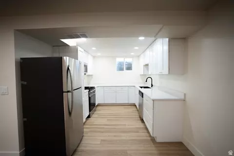 Kitchen - 1211 E Brekenridge Dr, Murray, UT 84117 photo 11 of 12