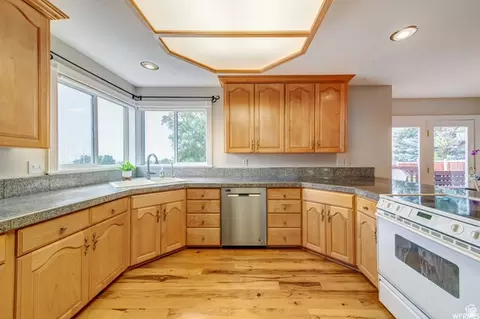 Kitchen - 1273 E Grayson Ct S, Sandy, UT 84094 photo 2 of 5