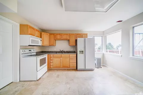 Kitchen - 1273 E Grayson Ct S, Sandy, UT 84094 photo 4 of 5