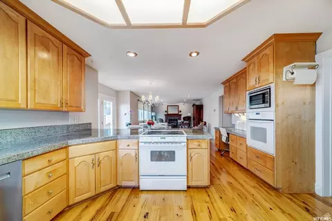 Kitchen - 1273 E Grayson Ct S, Sandy, UT 84094 photo 3 of 5
