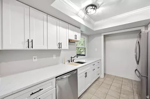 Kitchen - 600 E Marshwood Ln #B, Murray, UT 84107 photo 2 of 4