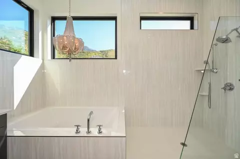 Bath - 3381 E 9980 S, Sandy, UT 84092 photo 8 of 12