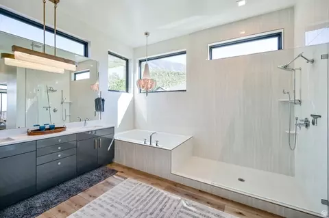 Bath - 3381 E 9980 S, Sandy, UT 84092 photo 5 of 12