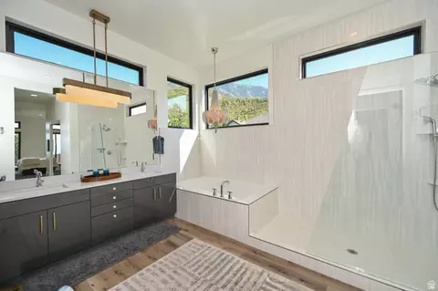 Bath - 3381 E 9980 S, Sandy, UT 84092 photo 4 of 12