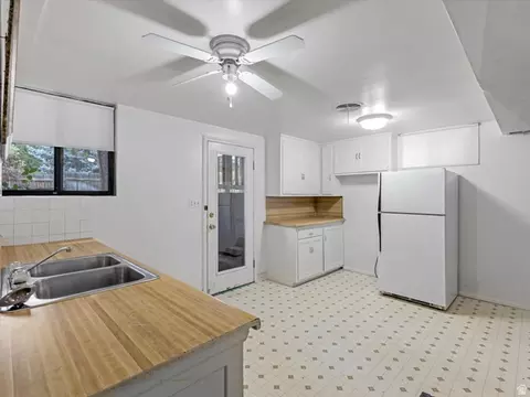 Kitchen - 4404 S 2900 E, Holladay, UT 84124 photo 4 of 5