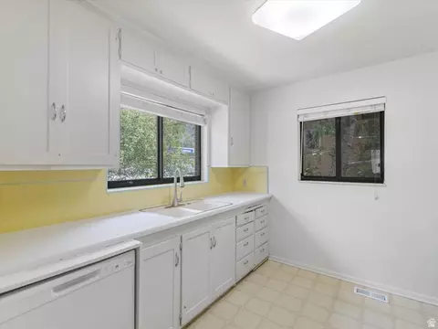 Kitchen - 4404 S 2900 E, Holladay, UT 84124 photo 1 of 5
