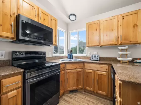 Kitchen - 392 W Bricker Rd, Draper, UT 84020 photo 2 of 2