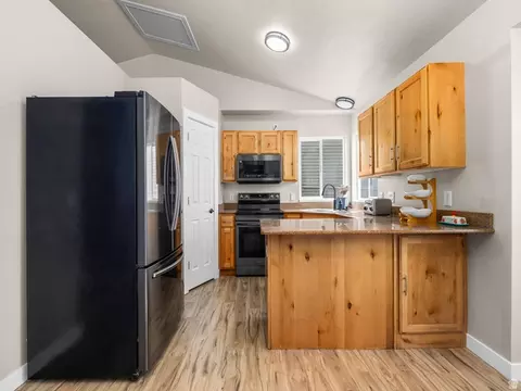 Kitchen - 392 W Bricker Rd, Draper, UT 84020 photo 1 of 2