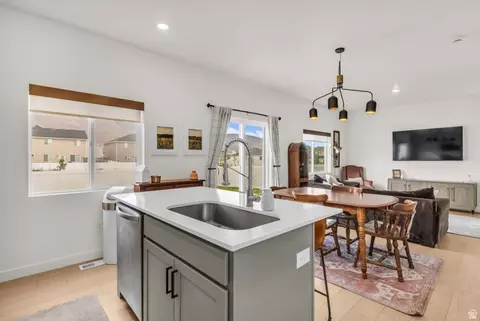 Kitchen - 3350 N Flicker Dr, Eagle Mountain, UT 84005 photo 3 of 4