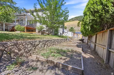 Exterior - 2011 N 225 E, Centerville, UT 84014 photo 7 of 9