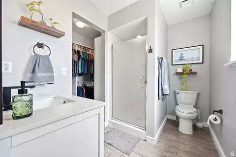 Bath - 2011 N 225 E, Centerville, UT 84014 photo 1 of 5
