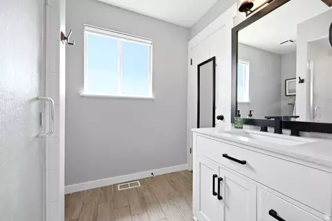 Bath - 2011 N 225 E, Centerville, UT 84014 photo 2 of 5