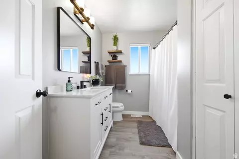 Bath - 2011 N 225 E, Centerville, UT 84014 photo 3 of 5