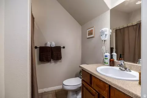 Bath - 300 E 300 N #D4, Kanab, UT 84741 photo 1 of 6