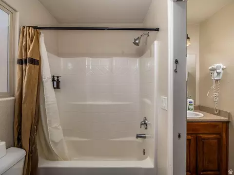 Bath - 300 E 300 N #D4, Kanab, UT 84741 photo 4 of 6