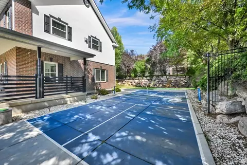 Exterior - 4433 S Devonshire Dr E, Bountiful, UT 84010 photo 7 of 11