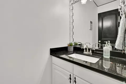 Bath - 4433 S Devonshire Dr E, Bountiful, UT 84010 photo 1 of 8