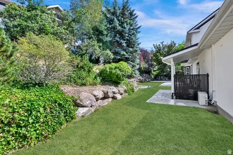 Exterior - 4433 S Devonshire Dr E, Bountiful, UT 84010 photo 10 of 11
