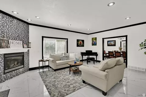 Living - 4433 S Devonshire Dr E, Bountiful, UT 84010 photo 2 of 4
