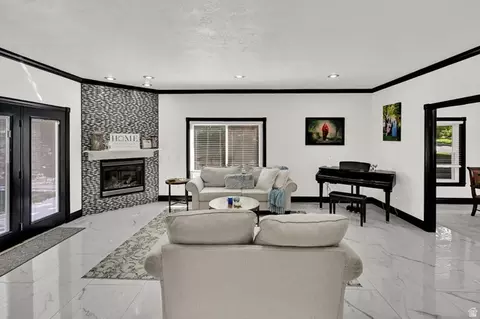 Living - 4433 S Devonshire Dr E, Bountiful, UT 84010 photo 3 of 4