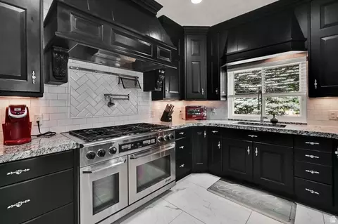 Kitchen - 4433 S Devonshire Dr E, Bountiful, UT 84010 photo 2 of 4