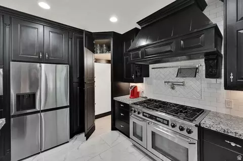 Kitchen - 4433 S Devonshire Dr E, Bountiful, UT 84010 photo 4 of 4