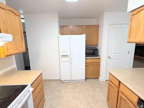 Kitchen - 10753 S 895 E, Sandy, UT 84094 photo 3 of 4
