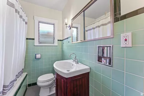 Bath - 2869 S Brinker Ave E, Ogden, UT 84403 photo 2 of 3