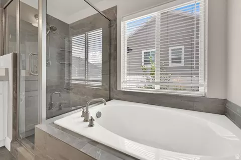 Bath - 1568 E Cherry Ln, Layton, UT 84040 photo 3 of 5