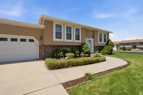 Exterior - 1245 N 200 W, Orem, UT 84057 photo 4 of 9