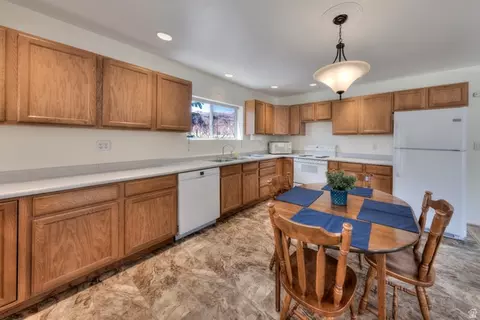 Kitchen - 890 E Oak St, Moab, UT 84532 photo 2 of 5