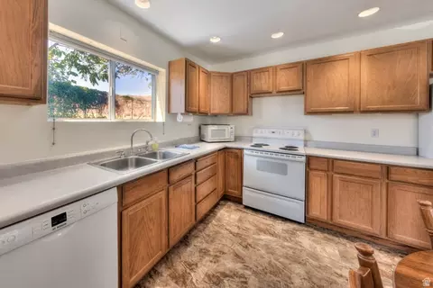 Kitchen - 890 E Oak St, Moab, UT 84532 photo 3 of 5