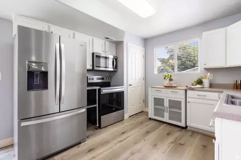 Kitchen - 435 E Park Oak Pl, Murray, UT 84107 photo 3 of 3