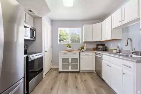 Kitchen - 435 E Park Oak Pl, Murray, UT 84107 photo 1 of 3