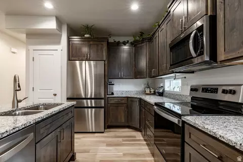 Kitchen - 668 S 400 E, Clearfield, UT 84015 photo 5 of 6
