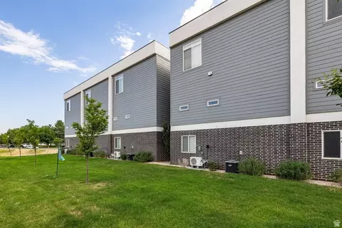 Exterior - 668 S 400 E, Clearfield, UT 84015 photo 4 of 5