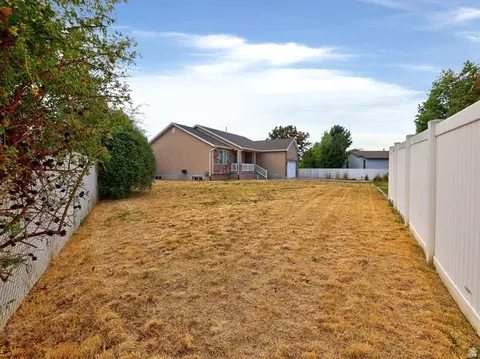 Exterior - 1065 S 1650 E, Clearfield, UT 84015 photo 2 of 6
